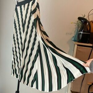 H&M Chevron Pleated Midi Skirt - Kelly Green/Black/White - XS - Chic & Elegant